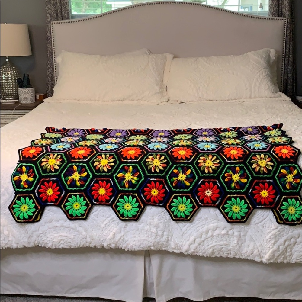 Vintage Retro afghan approx. 51”x61”